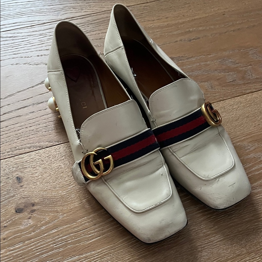 Gucci Women's Cream Loafers with Gold and Red Accents